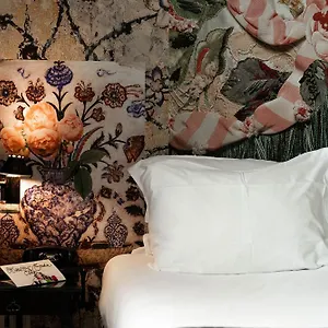 Du Petit Moulin Hotel Parijs